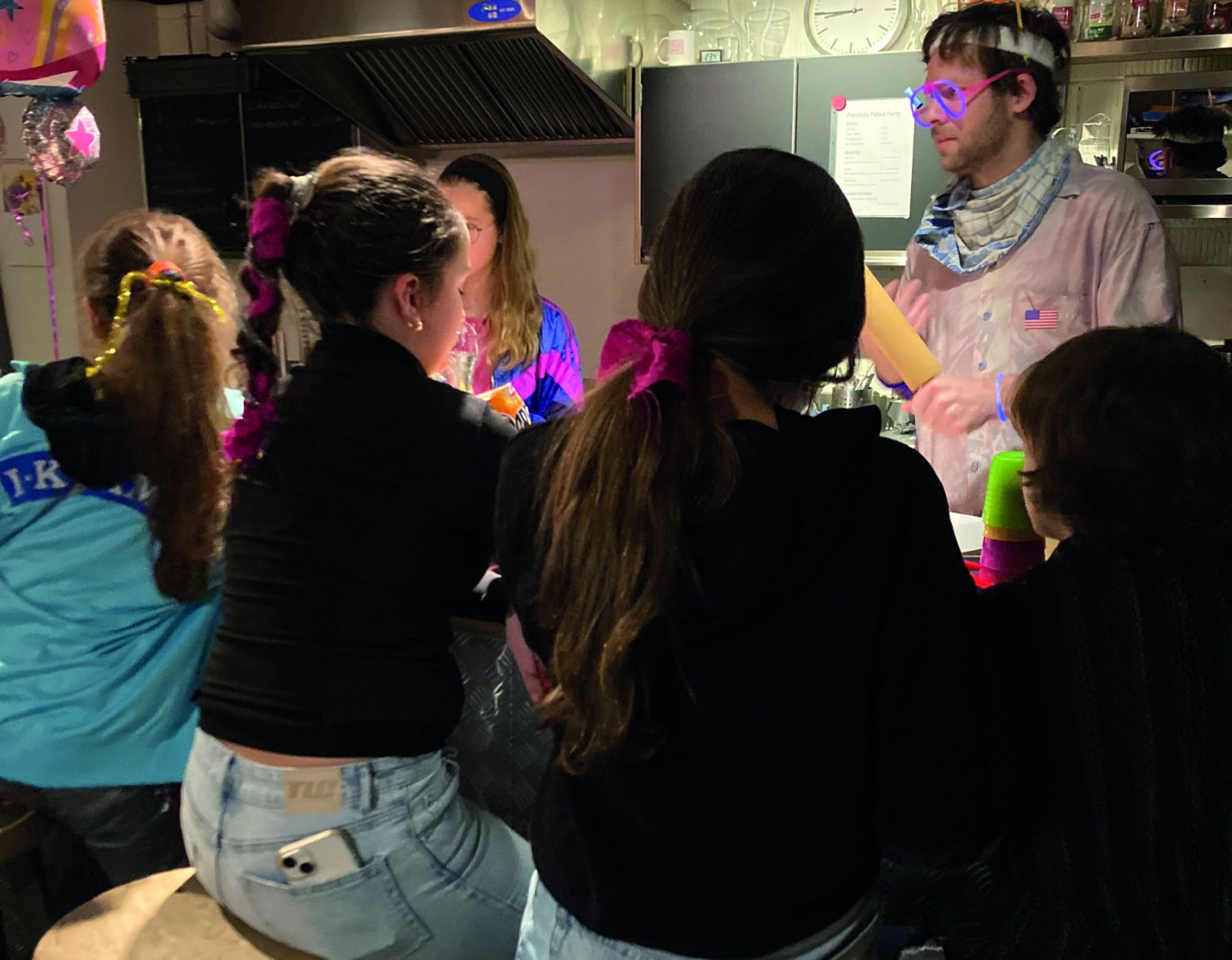 Die passende Kostümierung der Palais-Mitartbeitenden an der « 80’s Party » sorgte für manch lustige Szene. Foto: Palais noir 