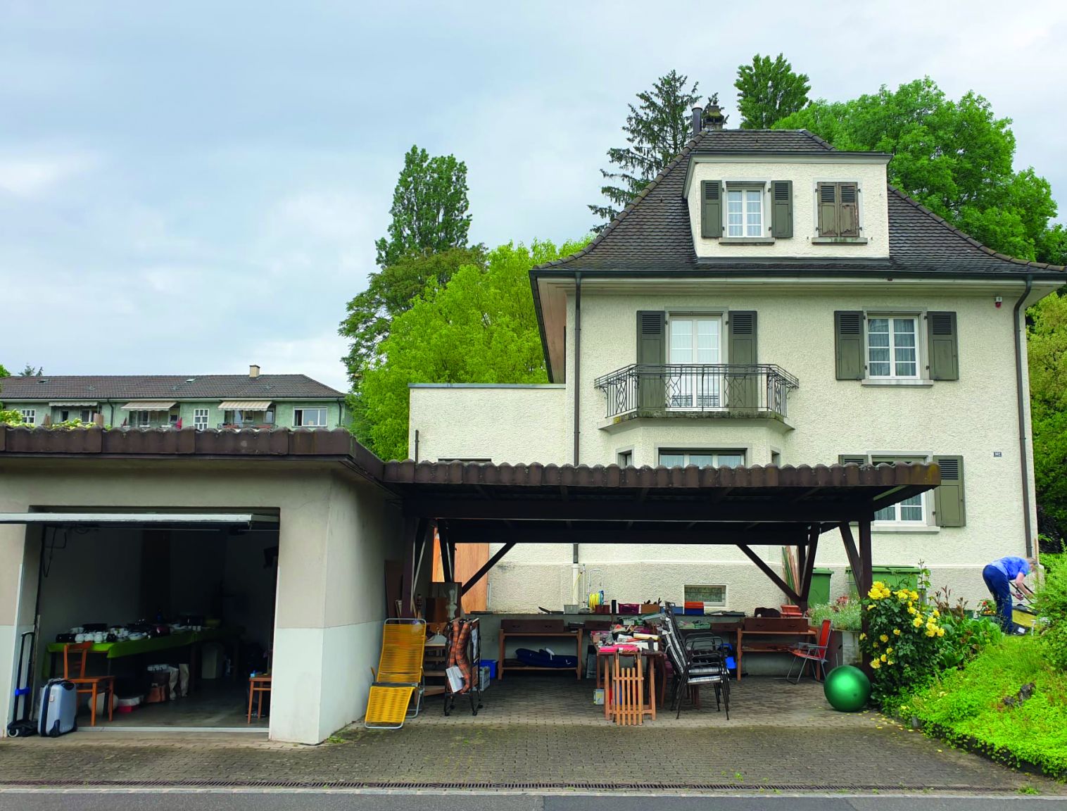Ein Garagenverkauf hilft das Überflüssige zu reduzieren und wird zu einem kleinen Fest. Foto: Alterskommission