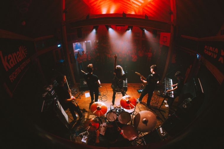 Alina Rolli mit Band performte im Palais noir während des Nachwuchsband-Festivals «BandXNordwest». Foto: Elea Bank