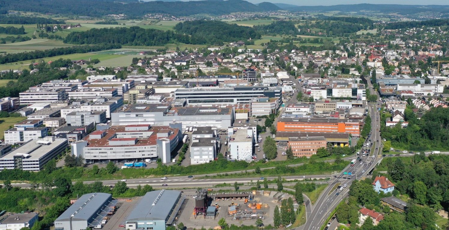 Drohnenaufnahme vom Juni 2021 (Blick aus Osten in Richtung Westen / von Arlesheim nach Ettingen und Therwil)