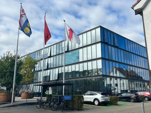 Gemeindehaus mit Fahnen