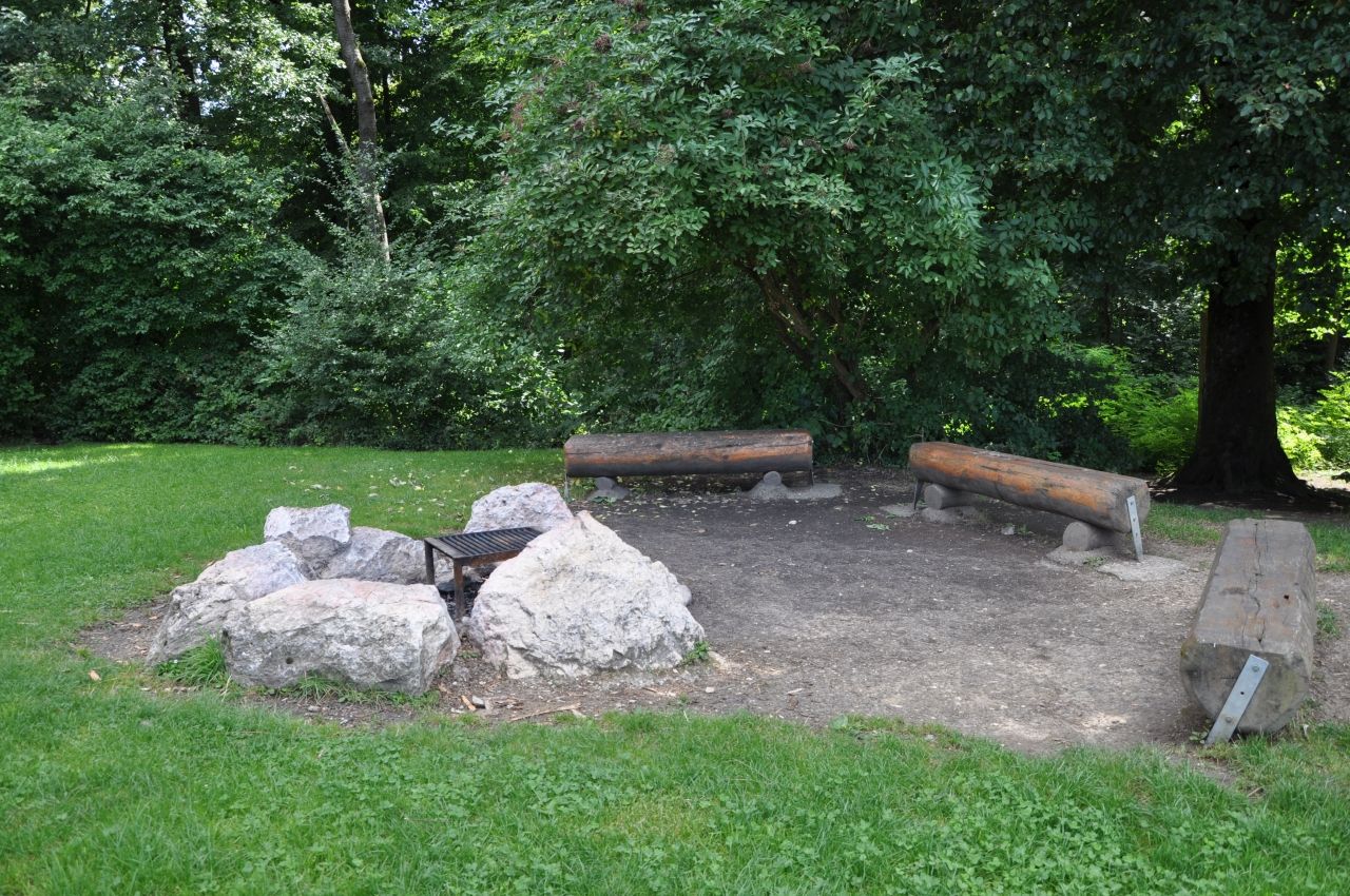 Platz mit Grillstelle